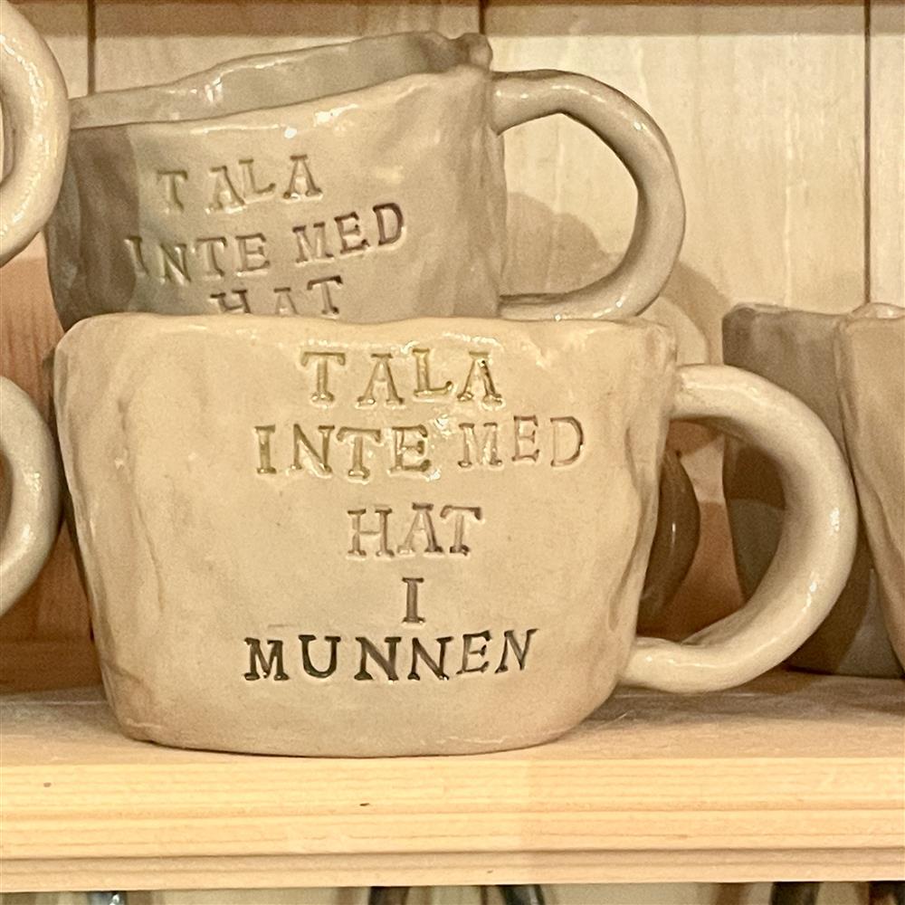Kopp keramik tala inte med hat i munnen